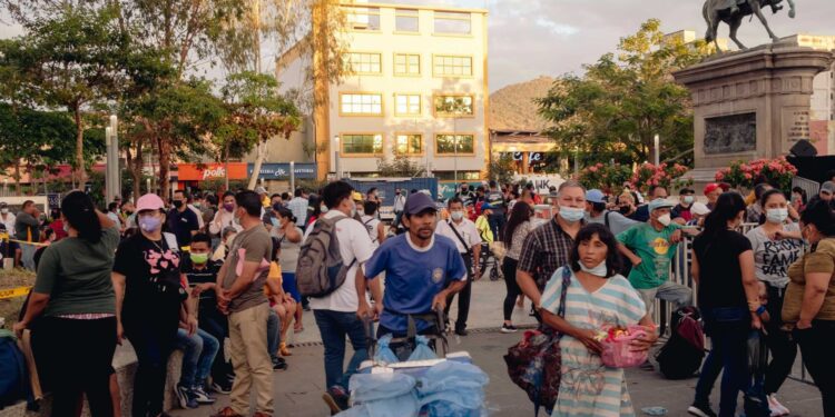 Vista del centro de San Salvador. El presidente y candidato de El Salvador, Nayib Bukele, destacó el pasado 15 de septiembre del 2020 la reducción “drástica” de los homicidios en el país centroamericano, ha destacado en su campaña por la presidencia que su gobierno va “en el camino de la seguridad”, pero la fiscalía investiga  una presunta negociación con una pandilla para disminuir la violencia.