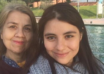 La estudiante de medicina Mariana Sánchez Dávalos junto a su madre, María de Lourdes Dávalos.