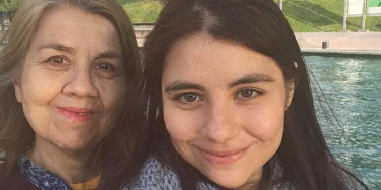 La estudiante de medicina Mariana Sánchez Dávalos junto a su madre, María de Lourdes Dávalos.