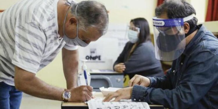 Miembro de mesa órgano electoral Perú. Foto agencias.