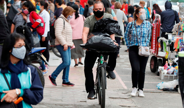 Varias personas recorren una calle mientras usan mascarillas como parte de la nueva normalidad, el 6 de octubre del 2020, en Bogotá (Colombia). EFE/Carlos Ortega/Archivo