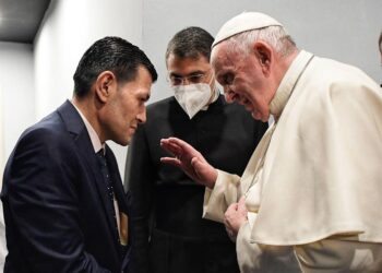 El papa Francisco durante el encuentro mantenido con el padre de Alan Kurdi, el niño sirio-kurdo de tres años que murió ahogado cuando intentaba llegar en un bote a Turquía en 2015 escapando de la guerra. Foto EFE.