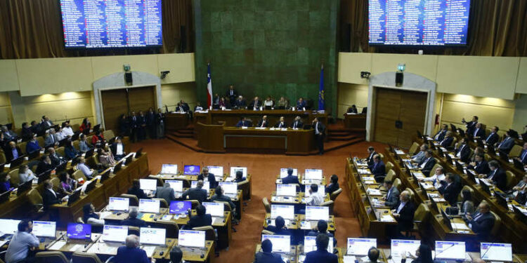 Valparaiso 13 Agosto de 2019  En fácil despacho, el proyecto de ley que promueve la simplificación legislativa. Boletín N° 12595.
2.     Proyecto de ley que modifica la Ley que establece Bases de los Procedimientos Administrativos, en materia de documentos electrónicos. Boletín N° 11882.
3.     Proyecto de ley que modifica diversos cuerpos normativos en materia de integración social y urbana. Boletín N° 12288.
4.     Proyecto de ley que crea la asignatura de Memoria y Derechos Humanos en los niveles de enseñanza básica y media. Boletín N° 12167.
5.     Proyecto de ley que modifica el Código del Trabajo y el Estatuto Administrativo para establecer el derecho a la desconexión digital de los trabajadores. Boletines N° 11110 y 12284.
6.     Proyecto de ley que modifica el Código Civil y la ley N ° 20.720, para incorporar como crédito de primera clase a los alimentos que se adeuden a los descendientes. Boletines N° 12068 y 12147.
7.     Proyecto de ley que modifica la ley Nº 17.288, sobre Monumentos Nacionales, en lo relativo a los objetos paleontológicos. Boletín N° 2905.
8.     Proyecto de ley que establece la obligatoriedad de otorgar seguros a viviendas declaradas monumentos nacionales o monumentos históricos. Boletín N° 9760.
9.     Antes del tiempo de votaciones, el Contralor General de la República entregará un reporte, de conformidad con lo establecido en la cláusula tercera del Convenio de Colaboración suscrito, el 16 de diciembre de 2014, entre la Cámara de Diputados y la Contraloría General de la República.  Foto: René Lescornez A.