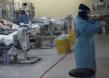 Una enfermera se prepara para atender a un grupo de pacientes afectados por la covid-19 en la Unidad de Cuidados Intensivos (UCI) del Hospital Clínico de la Universidad de Chile en Santiago (Chile). EFE/Alberto Valdés/Archivo