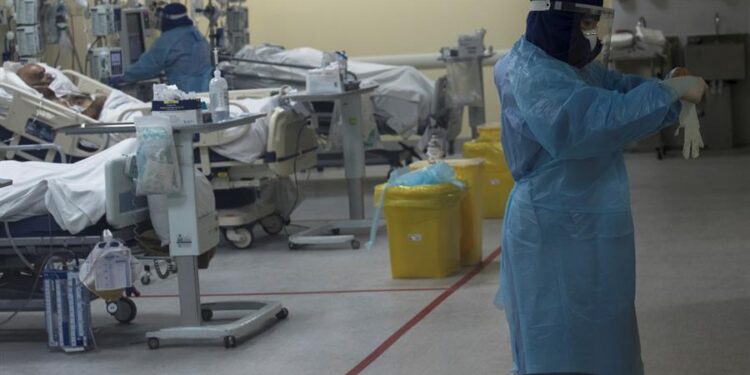 Una enfermera se prepara para atender a un grupo de pacientes afectados por la covid-19 en la Unidad de Cuidados Intensivos (UCI) del Hospital Clínico de la Universidad de Chile en Santiago (Chile). EFE/Alberto Valdés/Archivo