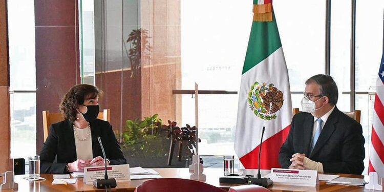 Fotografía cedida por la Secretaría de Relaciones Exteriores (SRE), que muestra al canciller mexicano, Marcelo Ebrard (d) y la coordinadora de la Frontera Sur de la Casa Blanca Roberta Jacobson (i), durante una reunión hoy en la Ciudad de México (México). El Gobierno mexicano y Washington acordaron este martes buscar una "migración ordenada, segura y regular" en medio de un creciente flujo de centroamericanos, presiones políticas en Estados Unidos y el reclamo mexicano por la vacuna de covid-19. EFE/ Secretaría de Relaciones Exteriores