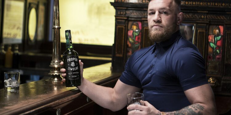 El luchador irlandés Conor McGregor, Whisky Proper 12. Foto agencias.