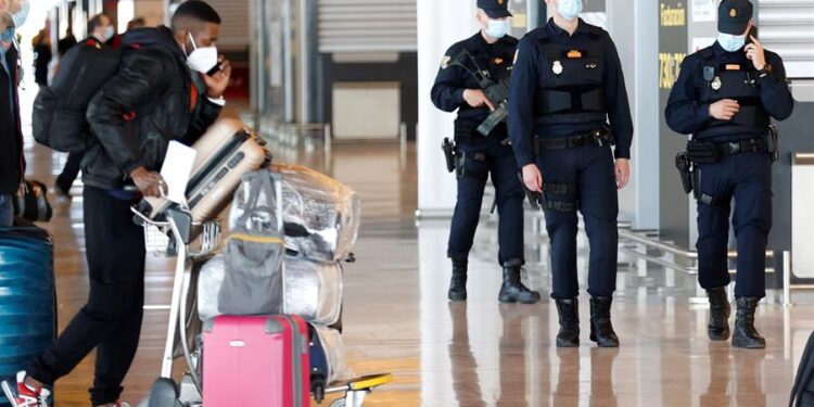 Varios policías patrullan por el aeropuerto Adolfo Suárez Madrid-Barajas, este viernes, Día de San José, en Madrid. Puente de San José en media España con la reducción de la incidencia del coronavirus estancada y todavía por encima de los 128 casos por cada 100.000 habitantes; las autoridades sanitarias cruzan los dedos confiando en que los cierres perimetrales y las medidas de restricción adoptadas para los próximos días permitan que no se invierta la tendencia a la baja. EFE/Chema Moya