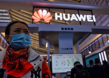 Una mujer que visita una exposición de Huawei denominada "Luz de Internet", durante la Conferencia Mundial de Internet en Wuzhen, China, en noviembre pasado (EFE)