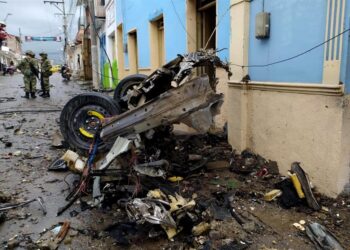 La explosión de una bomba frente a la alcaldía de Corinto, Cauca. Foto EFE