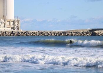 Los surfistas sin miedo de Fukushima. Foto captura de video EFE.