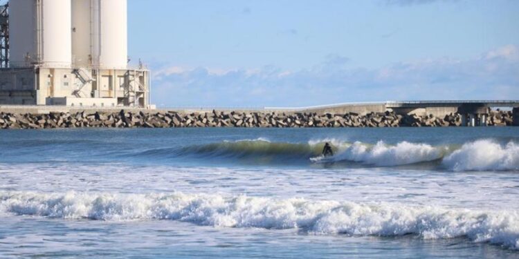 Los surfistas sin miedo de Fukushima. Foto captura de video EFE.