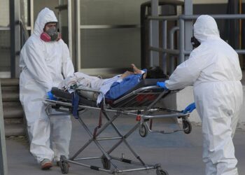 Paramédicos ingresan a un enfermo con síntomas de la covid-19 hoy al Hospital General en Ciudad Juárez, estado de Chihuahua (México). EFE/Luis Torres.