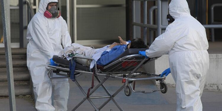 Paramédicos ingresan a un enfermo con síntomas de la covid-19 hoy al Hospital General en Ciudad Juárez, estado de Chihuahua (México). EFE/Luis Torres.