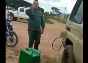 Militar Bolívar gasolina. Foto captura de video.