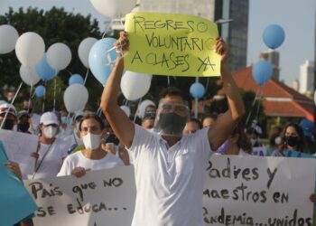 Padres, Panamá retorno a clases. Foto EFE.