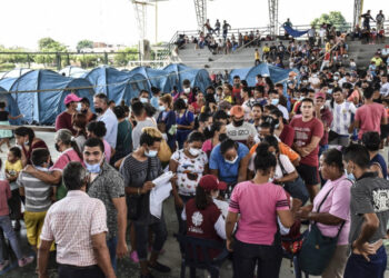 Venezuelans residents of La Coromoto sector, Rafael Urdaneta parish of the José Antonio Páez municipality, Apure state, arrive to Arauquita, Arauca Department, Colombia after Venezuela's military clashed with an armed group near the border with Colombia on Sunday. - Two Venezuelan military personnel were killed and 32 Colombian "insurgents" captured in fighting on the border between the two countries, Venezuela's Armed Forces said on Monday. (Photo by Daniel Fernándo Martínez Cervera / AFP)