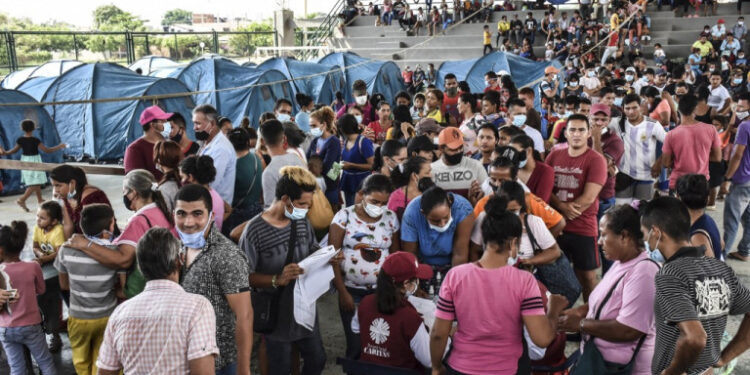 Venezuelans residents of La Coromoto sector, Rafael Urdaneta parish of the José Antonio Páez municipality, Apure state, arrive to Arauquita, Arauca Department, Colombia after Venezuela's military clashed with an armed group near the border with Colombia on Sunday. - Two Venezuelan military personnel were killed and 32 Colombian "insurgents" captured in fighting on the border between the two countries, Venezuela's Armed Forces said on Monday. (Photo by Daniel Fernándo Martínez Cervera / AFP)