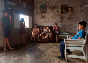 ACOMPAÑA CRÓNICA: VENEZUELA CRISIS. AME656. CARACAS (VENEZUELA), 09/03/2021.- Yilmer, Arianny, Yuderlin, Alex, Leidymar y Gonzalo, nietos de María Terán, descansan en la casa de su abuela e 4 de marzo de 2021, en Caracas (Venezuela). La pensionista María Terán cuida de sus 10 nietos en una humilde chabola. Los cuatro hijos de Terán dejaron Venezuela hace varios meses. O años. Su mente comienza a fallar y no recuerda bien; a veces tiene lagunas y tampoco se acuerda, por más que lo intente, de los nombres de sus nietos. EFE/ Miguel Gutiérrez