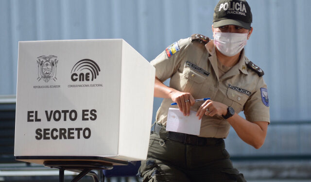 A policewoman votes at a polling station placed at the Vicente Rocafuerte university of the Tarqui parish, in Cuenca, Ecuador on April 11, 2021. - Ecuadorans elect their next president on Sunday with voters choosing between a young, socialist protege of ex-leader Rafael Correa and a veteran conservative as the oil-rich country contends with an economic crisis aggravated by the Covid-19 pandemic. (Photo by Fernando Mendez / AFP)