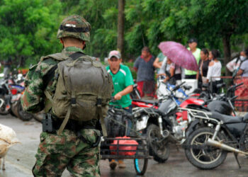 Un soldado colombiano fue registrado el pasado viernes al vigilar el cruce de migrantes venezolanos desde La Victoria, en Venezuela, hasta Arauquita, en Colombia, en Arauca (Colombia). EFE/Jebrail Mosquera Contreras