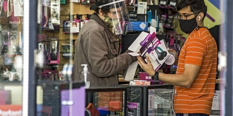 01/09/2020 Imagen de archivo de varias personas en un comercio de Buenos Aires. ECONOMIA SUDAMÉRICA ARGENTINA LATINOAMÉRICA INTERNACIONAL ROBERTO ALMEIDA AVELEDO / ZUMA PRESS / CONTACTOPHO