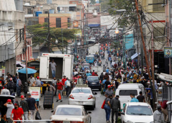 People walk on a busy commercial street amid a spike in infections of the coronavirus disease (COVID-19) that has led the government to extend lockdown measures, in Caracas, Venezuela April 6, 2021.  REUTERS/Leonardo Fernandez Viloria