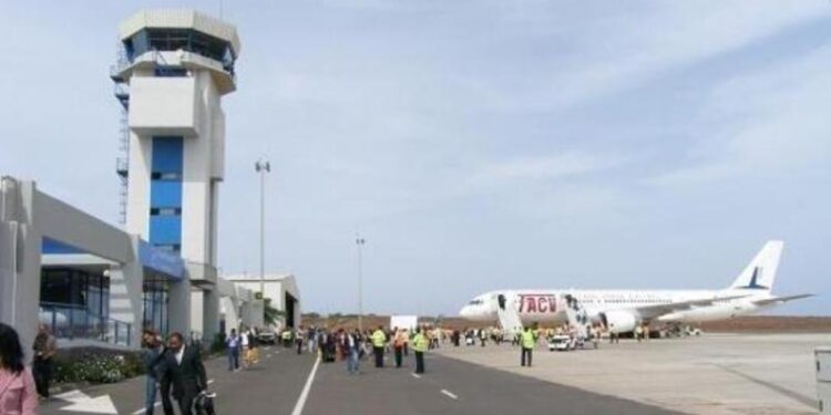 Aeropuerto Internacional Nelson Mandela de Praia. Cabo Verde. Foto de archivo.