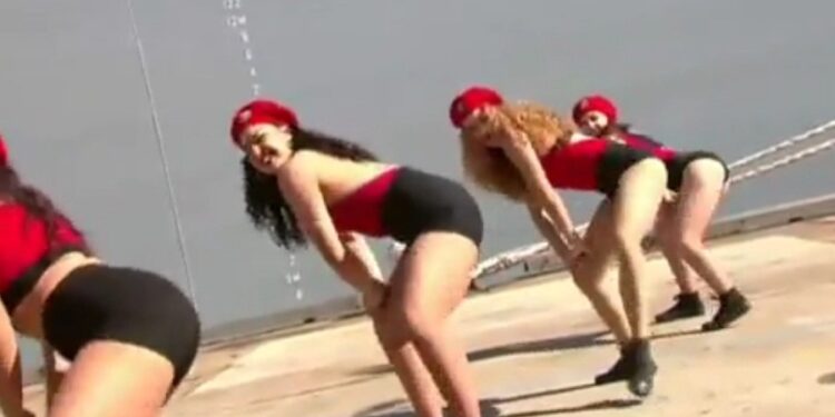 El Gobierno australiano veta los bailes sensuales, en actos de la Armada. Foto captura de video.