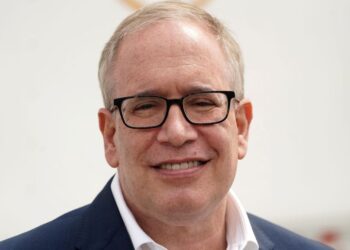 New York City Mayoral candidate Scott Stringer tours a Seventh Day Adventist community center in the Queens borough of New York City, New York, U.S., April 21, 2021. REUTERS/Carlo Allegri