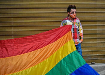 (FILES) In this file photo taken on February 11, 2021 a member of the Venezuelan LGBTI (lesbian, gay, bi-sexual, transsexual and intersex) community takes part in a demonstration demanding marriage equality, in front of the National Assembly building in Caracas. - LGBTI organizations in Venezuela, which is behind in the line of Latin American countries in terms of rights of the LGBTI community, are pushing for the new Parliament to discuss an equal marriage law in 2021. (Photo by Federico PARRA / AFP)