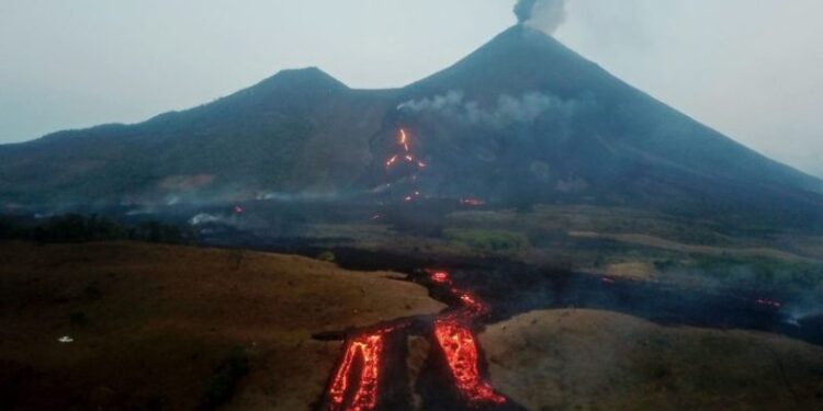 Los ríos de lava del volcán Pacaya de Guatemala. Foto agencias.
