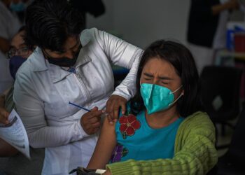 Personal de salud vacuna hoy martes 20 de abril, a maestros contra la covid-19 en el municipio de San Cristóbal de las Casas en el estado de Chiapas. EFE/Carlos López