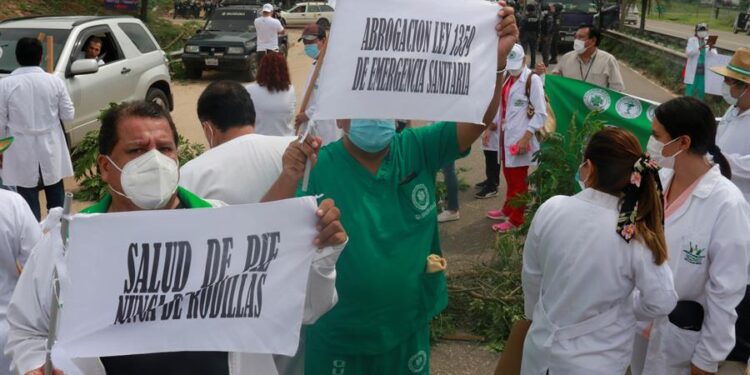 Médicos Bolivia. Foto EFE.