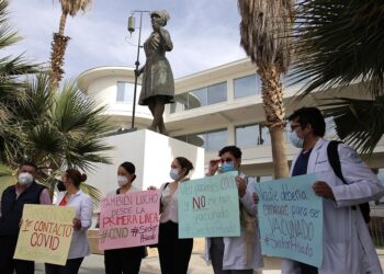 Un grupo de médicos protestaN afuera del Hospital General para exigir la aplicación de la vacuna contra la covid-19, en Ciudad Juárez (México). EFE/ Luis Torres