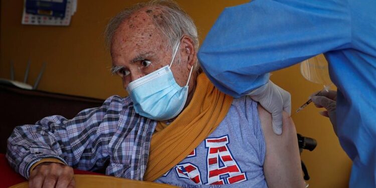 Fotografía tomada el pasado 8 de marzo en la que se registró al señor Arturo Arévalo Figueroa, de 94 años, al ser vacunado contra la covid-19, en su domicilio, en Lima (Perú). EFE/Paolo Aguilar/Archivo