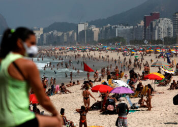 AME3009. RÍO DE JANEIRO (BRASIL), 06/09/2020.-Bañistas toman el sol sin mantener la distacia social hoy, en la playa de Ipanema en Río de Janeiro (Brasil). La pandemia del nuevo coronavirus comenzó a dar tímidas señales de ralentización en Brasil, después de registrar una caída en la media móvil de muertes por primera vez desde el comienzo de la crisis, aunque los especialistas piden cautela. EFE/Fabio Motta