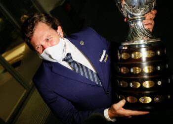 Alejandro Domínguez, presidente de la CONMEBOL, sostiene el trofeo de la Copa América tras dar una rueda de prensaen la llegada de las 50 mil dosis de la vacuna contra la COVID 19 que fueron donadas por el gobierno chino. Aeropuerto de Carrasco, en Montevideo, Uruguay. Abril 28, 2021. REUTERS/Mariana Greif