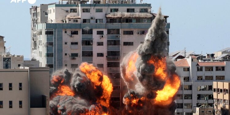 AP se declaró conmocionada y horrorizada por el ataque israelí a sus oficinas y las de Al-Jazeera en Gaza. Foto AFP