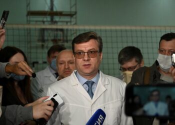 Alexander Murakhovsky, médico jefe del hospital siberiano donde fue atendido Alexei Navalny, desapareció (REUTERS/Alexey Malgavko)