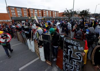 Manifestantes utilizan hoy escudos improvisados durante una protesta en el día 13 del Paro Nacional contra el Gobierno de Iván Duque, en Bogotá (Colombia). La reunión del presidente colombiano, Iván Duque, y del Comité Nacional de Paro culminó este lunes sin acuerdos, por lo que fue convocada una nueva jornada de manifestaciones para el miércoles. "El Gobierno en los dos temas centrales que se plantearon sobre las garantías de las protestas y sobre el cese a la actuación desmedida de la fuerza pública contra la gente (...) no dijo nada en concreto", expresó a Efe el secretario general de la Central Unitaria de Trabajadores de Colombia (CUT), Diógenes Orjuela. EFE/ Mauricio Dueñas Castañeda