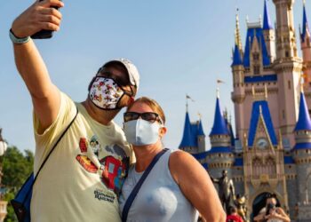 Mascarillas uso Disney. Foto agencias.