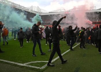 Unos 200 aficionados del United invadieron Old Trafford como forma de protesta por la gestión de los Glazer, los dueños del Manchester United. Foto agencias.