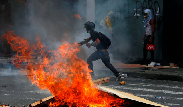 Manifestantes fueron registrados este miércoles, durante las protestas contra la reforma tributaria convocadas por las centrales obreras, en Cali (Colombia). EFE/Ernesto Guzmán