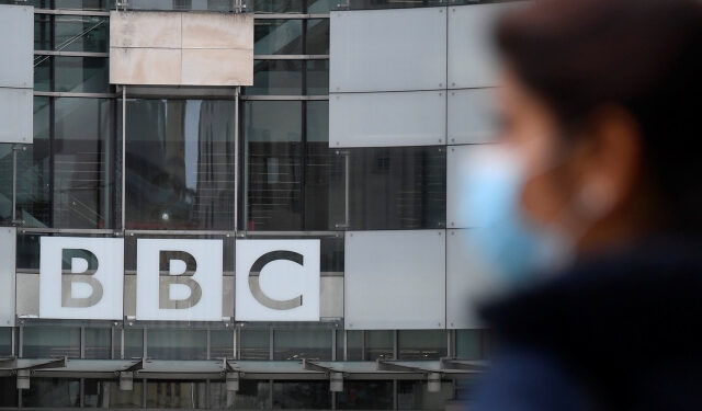 Imagen del logo de la BBC en la entrada de sus oficinas y estudios de grabación en Londres, Reino Unido. 21 de mayo, 2021. REUTERS/Toby Melville