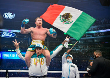 Saúl "Canelo" Álvarez celebrando con un miembro de su equipo tras derrotar a Billy Joe Saunders. Estadio AT&T, Arlington, Texas, EEUU. 8 de mayo de 2021.
CREDITO OBLIGADO USA TODAY/Jerome Miron