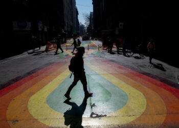 People walk in the street in Santiago on August 11, 2020, after lockdown measures to fight the COVID-19 novel coronavirus pandemic were relaxed. - Chile's death toll has topped 10,000 five months after the virus first appeared in one of the worst affected countries in Latin America. With a population of just 18 million, the death toll ratio works out at 523.7 dead per million inhabitants, higher even than Brazil's 472.7. (Photo by Martin BERNETTI / AFP)