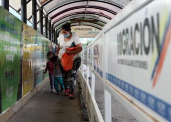 CÚCUTA (COLOMBIA), 02/06/2021.- Una mujer y sus hijos cruzan el puente internacional Simón Bolívar desde Venezuela hacía Colombia, gracias a la apertura de un corredor humanitario hoy, en Cúcuta (Colombia). El Gobierno colombiano autorizó la "apertura gradual" de los pasos terrestres y fluviales con Venezuela, medida que comenzó a regir a partir de este miércoles. Pese al anuncio, autoridades venezolanas no han hecho apertura total desde su lado, por lo que el paso se está dando por un corredor humanitario habilitado. Migración Colombia detalló que el ingreso al país por los pasos fronterizos con Venezuela se hará de acuerdo al número final del documento de identificación del viajero ya sean par o impar y siempre en horarios diurnos. EFE/ Mario Caicedo