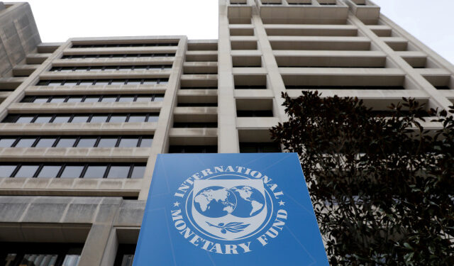 Foto de archivo del logo del FMI en las oficinas centrales de la entidad en Washington. 
Abril 8, 2019. REUTERS/Yuri Gripas