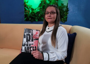 Foto de archivo de Linda Lopez sostendiendo su libro "Doble Crimen" en una entrevista con Reuters en Caracas. 
Mar 24, 2021. 
REUTERS/Efrain Otero
PROHIBIDA SU REVENTA O SU USO COMO ARCHIVO